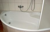 Badezimmer mit Eckbadewanne